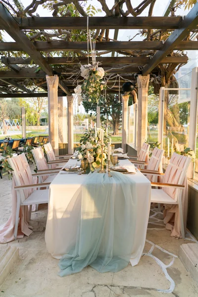 Mesa bellamente decorada con flores —  Fotos de Stock