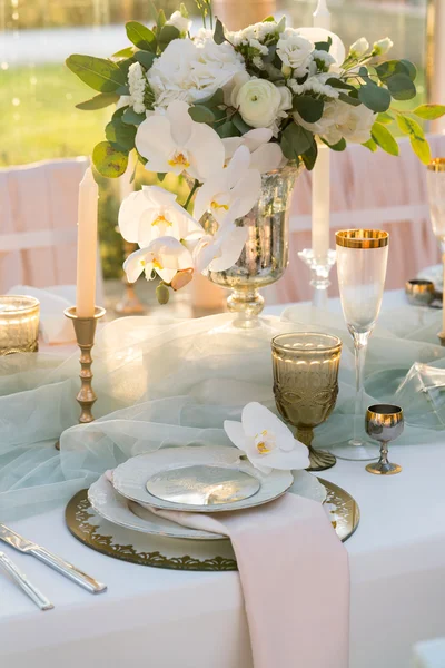 Tablo çiçeklerle dekore edilmiş