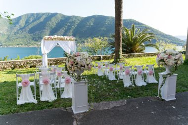 Düğün için kemer, kumaş ve çiçeklerle süslenmiş.