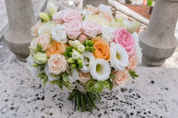 Svatební kytice, růže, frézie, eustoma — Stock fotografie
