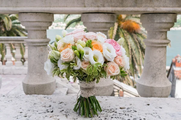 Ramo nupcial de rosas, freesia, eustoma — Foto de Stock