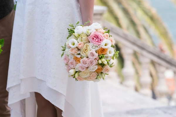 Bruids boeket van rozen, freesia, eustoma — Stockfoto