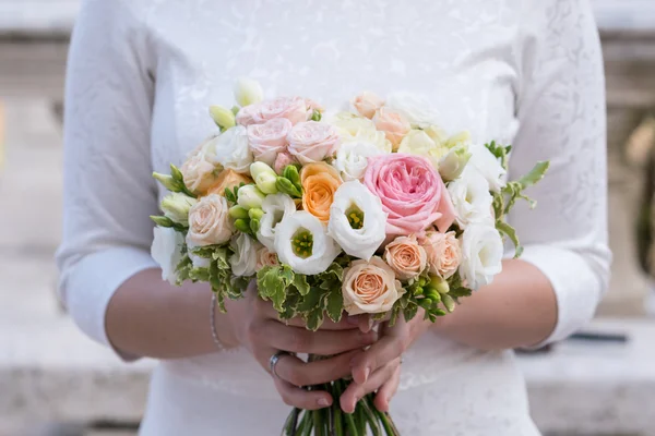 Bouquet nupcial de rosas, freesia, eustoma — Fotografia de Stock