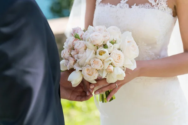 Bruids boeket van rozen en tulpen — Stockfoto