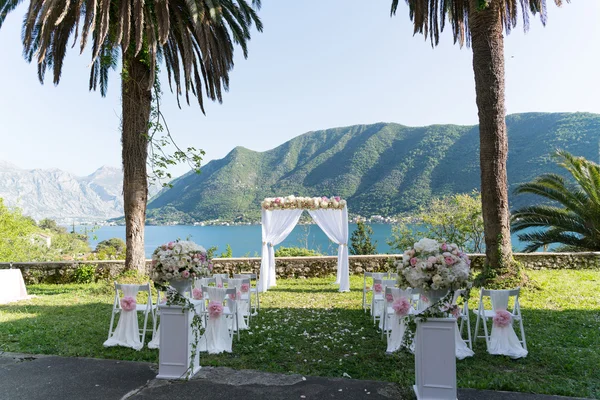 Arco per la cerimonia nuziale, decorato con stoffa e fiori — Foto Stock