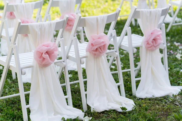 White wedding chairs for the ceremony — Stock Photo, Image