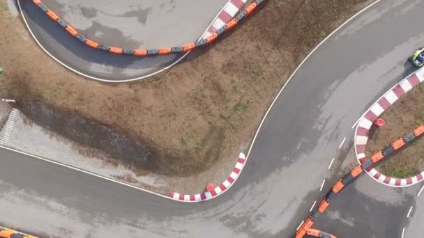 Vista aérea de la carrera al aire libre de karts go — Vídeo de stock