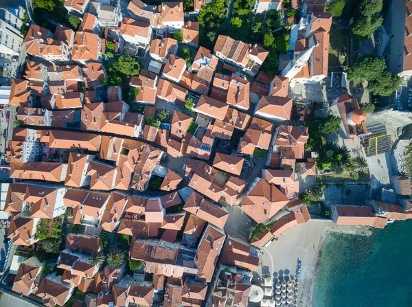 Luchtfoto van het oude Budva in Montenegro. — Stockfoto