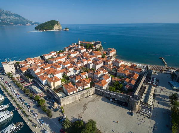 Luchtfoto van het oude Budva in Montenegro. — Stockfoto