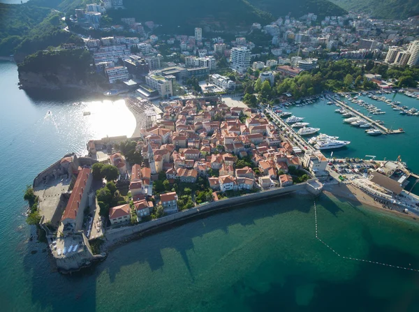 Luchtfoto van het oude Budva in Montenegro. — Stockfoto