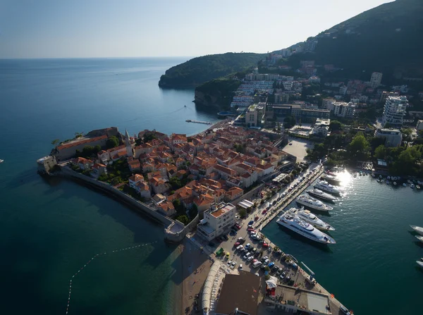 Luchtfoto van het oude Budva in Montenegro. — Stockfoto