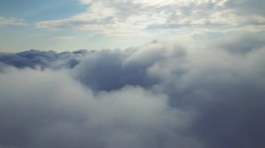 Bulutların üstündeki hava manzarası