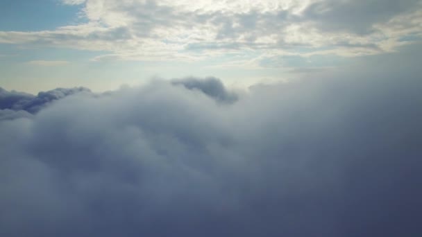 Luchtfoto boven de wolken — Stockvideo