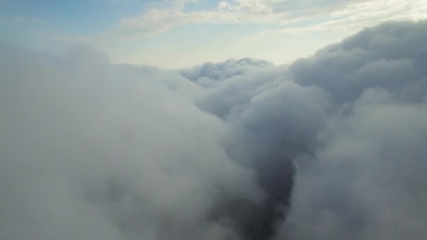 Luchtfoto boven de wolken — Stockvideo