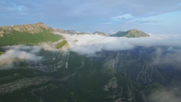 Luftaufnahme des in Wolken gehüllten Berges — Stockvideo