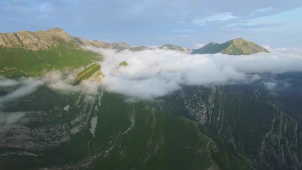 Luftaufnahme des in Wolken gehüllten Berges — Stockvideo