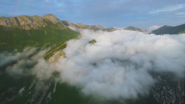 Εναέρια άποψη του βουνού που έχει τυλιγμένη στα σύννεφα — Αρχείο Βίντεο