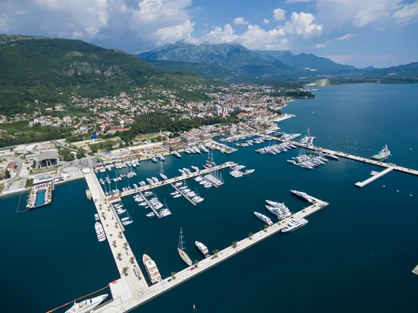 Пташиного польоту Porto Чорногорії. Місто Tivat. — стокове фото