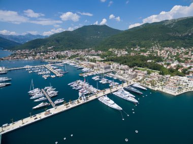 Porto Karadağ Hava görünümünü. Tivat şehir.