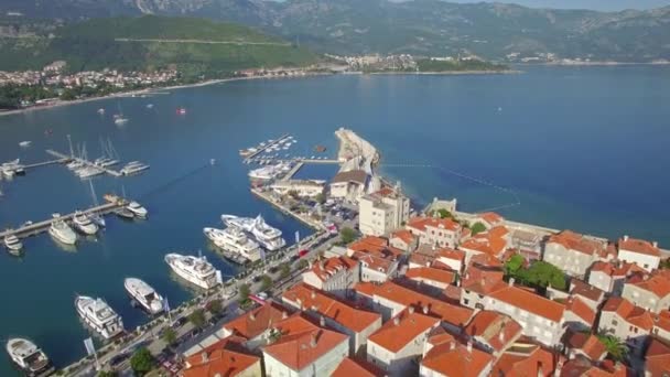 Letecký pohled na starou Budvu v Černé Hoře. — Stock video