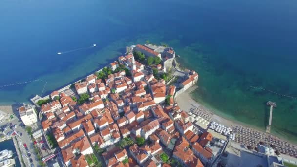 Letecký pohled na starou Budvu v Černé Hoře. — Stock video