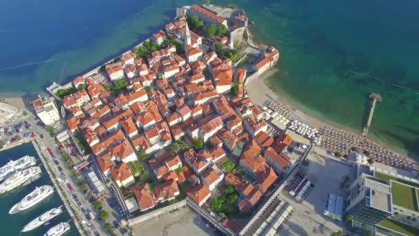 Luchtfoto van het oude Budva in Montenegro. — Stockvideo