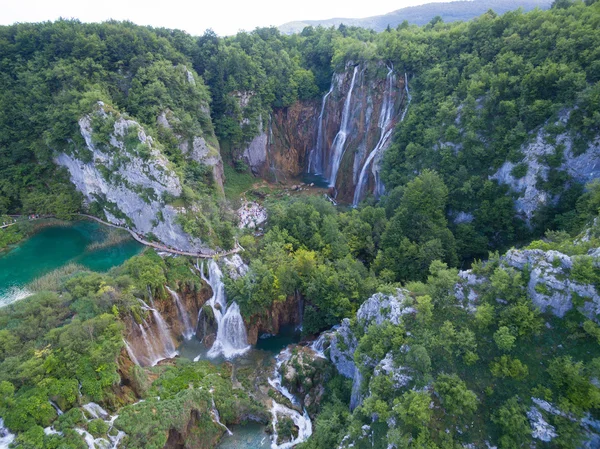 Vista aérea da bela natureza no Parque Nacional dos Lagos de Plitvice, Croácia — Fotografia de Stock