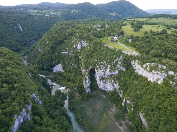 Vista aérea de la hermosa naturaleza en el Parque Nacional de los Lagos de Plitvice, Croacia — Foto de Stock