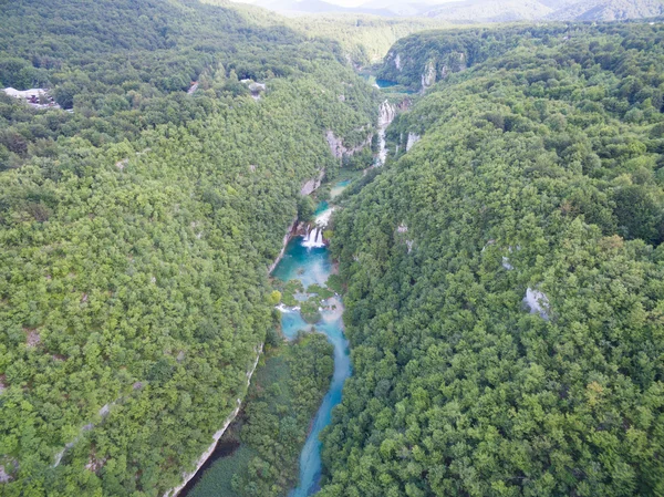 Flygfoto över vackra naturen i nationalparken Plitvicesjöarna, Kroatien — Stockfoto