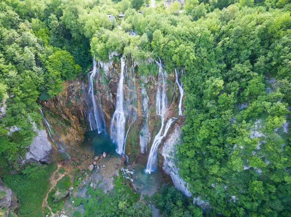 Flygfoto över vackra naturen i nationalparken Plitvicesjöarna, Kroatien — Stockfoto