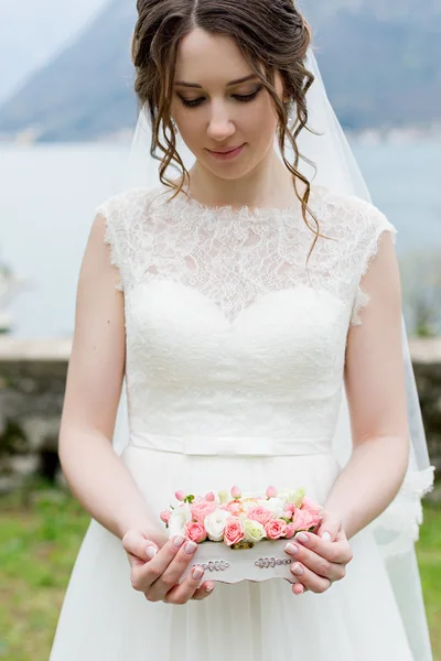 Sposa attraente nel giorno del matrimonio — Foto Stock