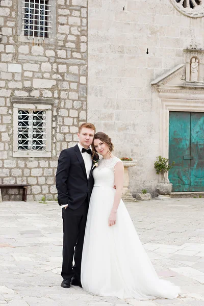 Jovem e feliz casal — Fotografia de Stock