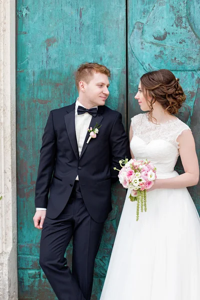 Jovem e feliz casal — Fotografia de Stock