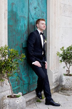 papyon ile takım elbiseli yakışıklı damat