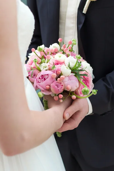 Bride and groom hold each others hands — Stock Photo, Image