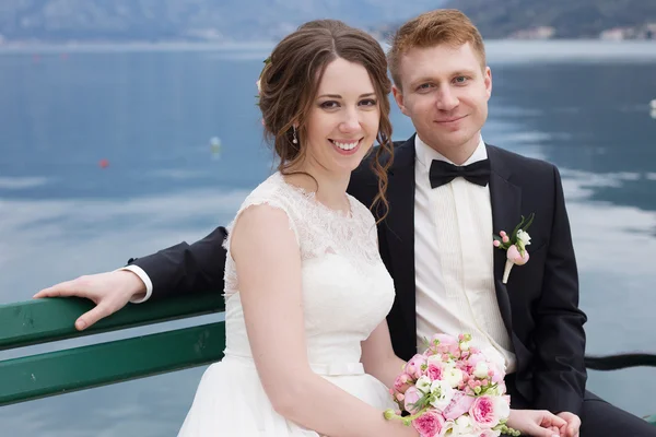 Young and happy couple — Stock Photo, Image