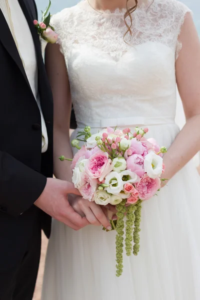 Bruid en bruidegom elkaars handen te houden — Stockfoto