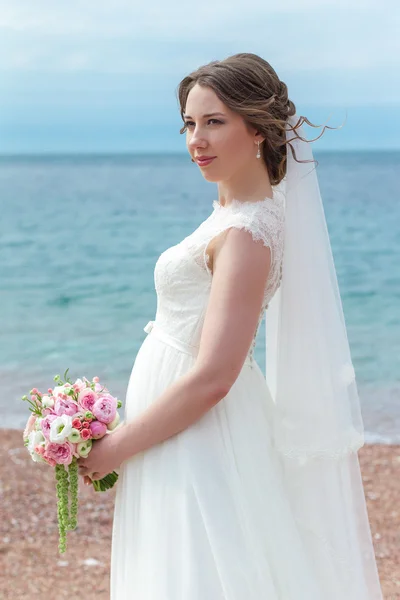 Noiva atraente no dia do casamento — Fotografia de Stock