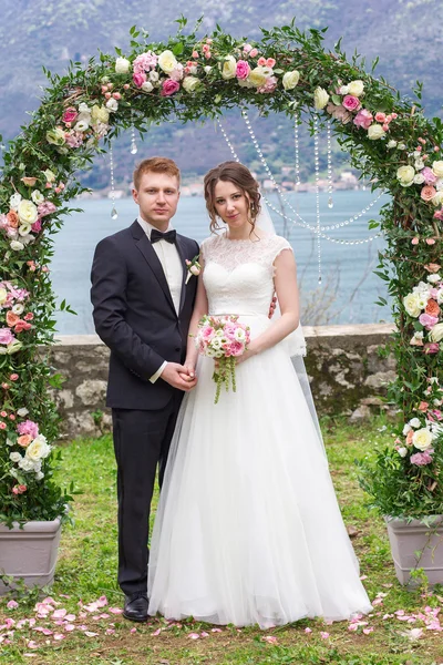 Jovem e feliz casal — Fotografia de Stock