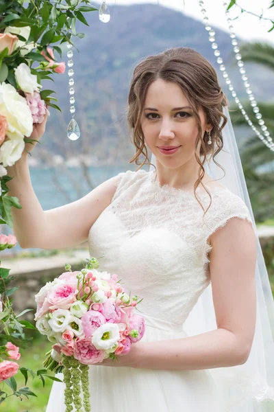 Atractiva novia en el día de la boda —  Fotos de Stock