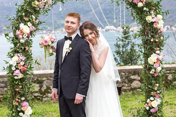 Jovem e feliz casal — Fotografia de Stock