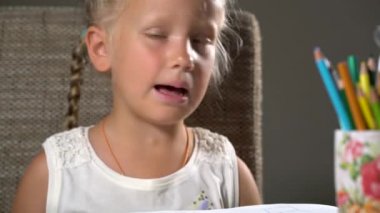 dört yaşındaki bir kızın eğitim görevleri yerine getirir.