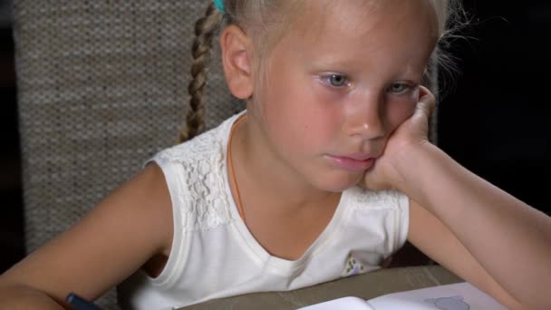 Dört yaşındaki bir kızın eğitim görevleri yerine getirir. — Stok video