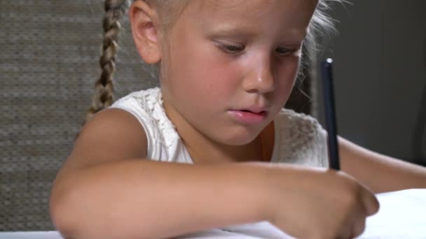 Négy éves lány oktatási feladatokat végez — Stock videók
