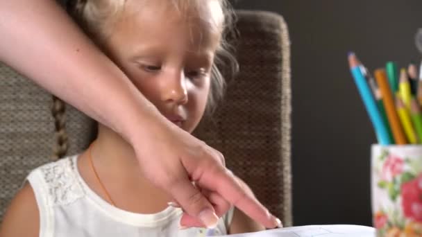 Niña de cuatro años realiza tareas educativas — Vídeo de stock