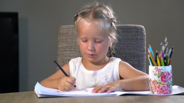 négy éves lány oktatási feladatokat végez
