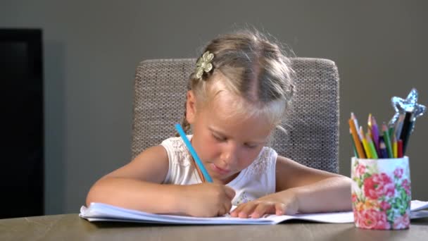 Чотирирічна дівчина виконує освітні завдання — стокове відео
