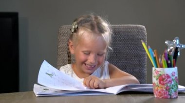 dört yaşındaki bir kızın eğitim görevleri yerine getirir.