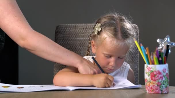 Niña de cuatro años realiza tareas educativas — Vídeos de Stock