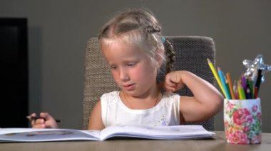 dört yaşındaki bir kızın eğitim görevleri yerine getirir.